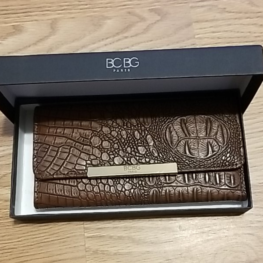 BCBG PARIS Tri-Fold Wallet - Boxed